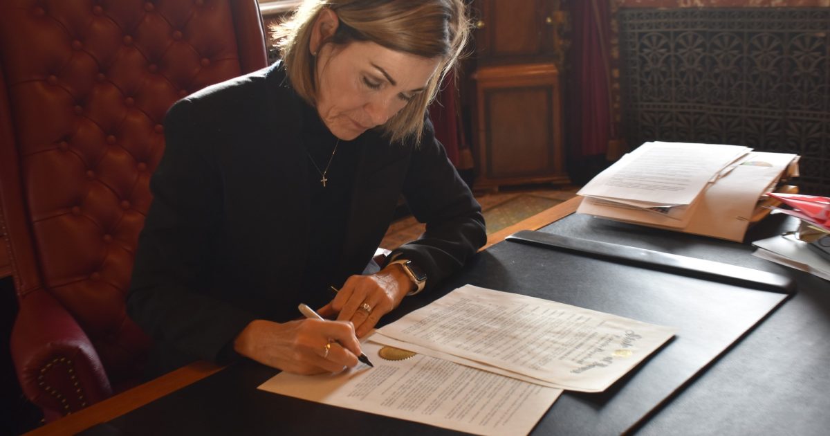 Iowa Governor Signs Executive Orders Stopping Administrative Rulemaking